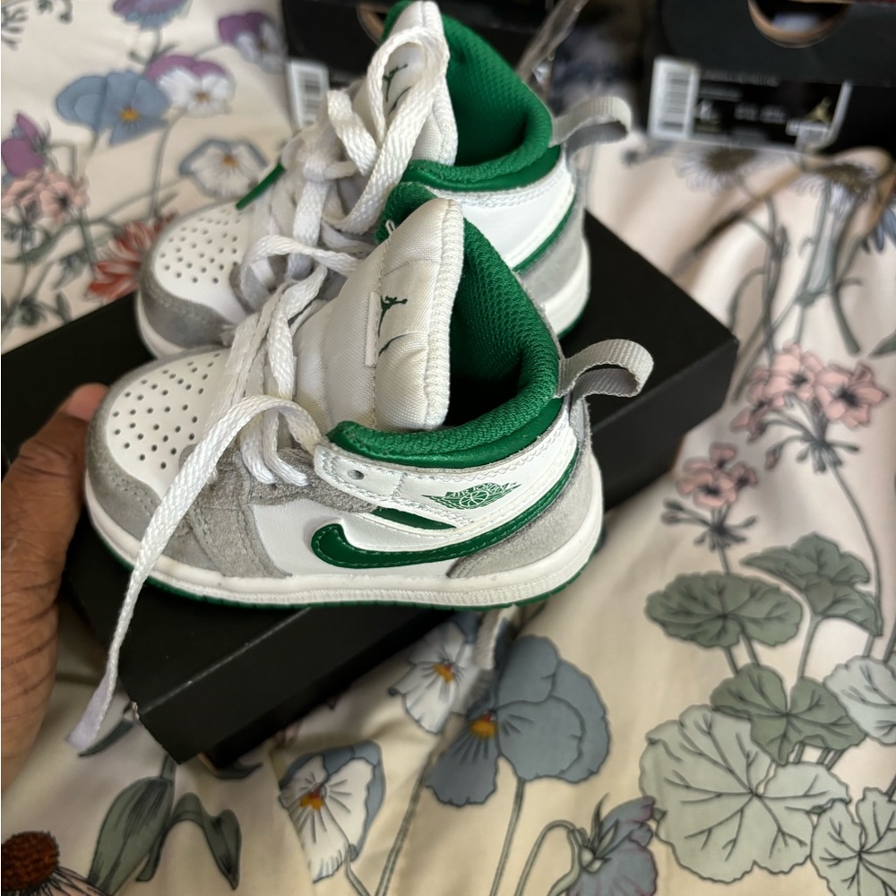 Jordan 1s mid